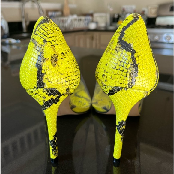 Vince Camuto women’s black and yellow skin pumps. Size 11M. Excellent condition - Picture 5 of 6